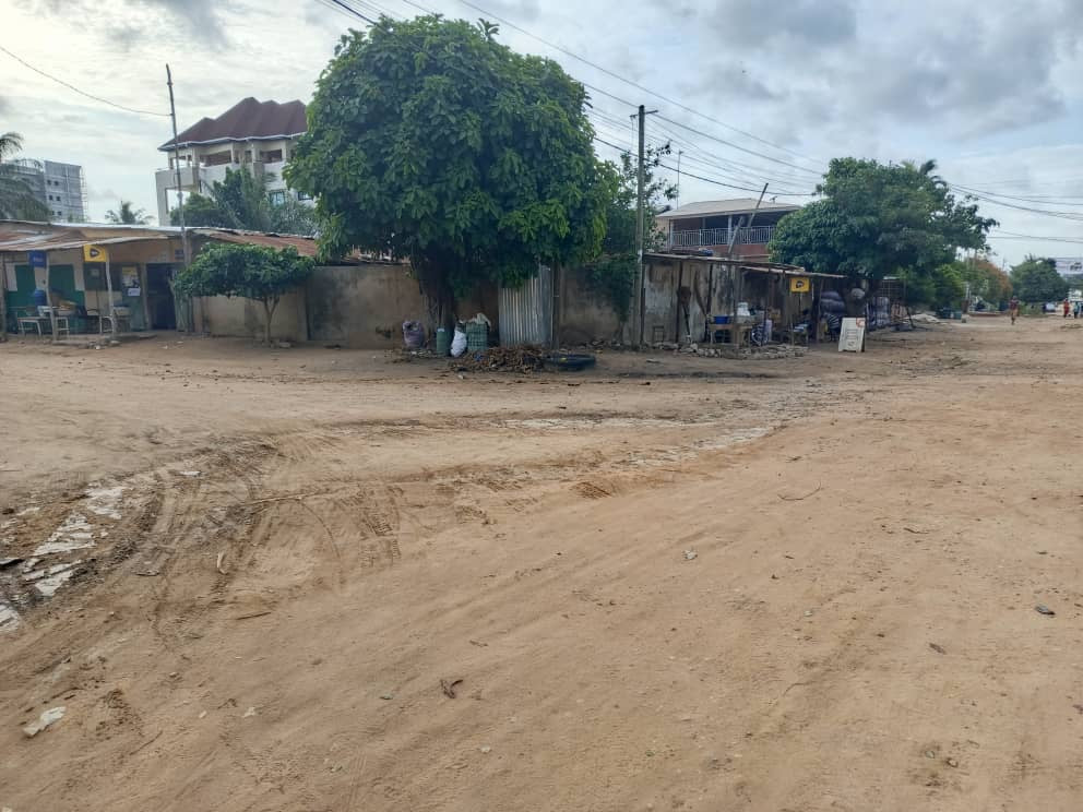 1 LOT EN ANGLE DE RUE À VENDRE À TOKOIN KISITO – À 50M DU GOUDRON – 632M² – 85 MILLIONS – DOCUMENTS DISPONIBLES