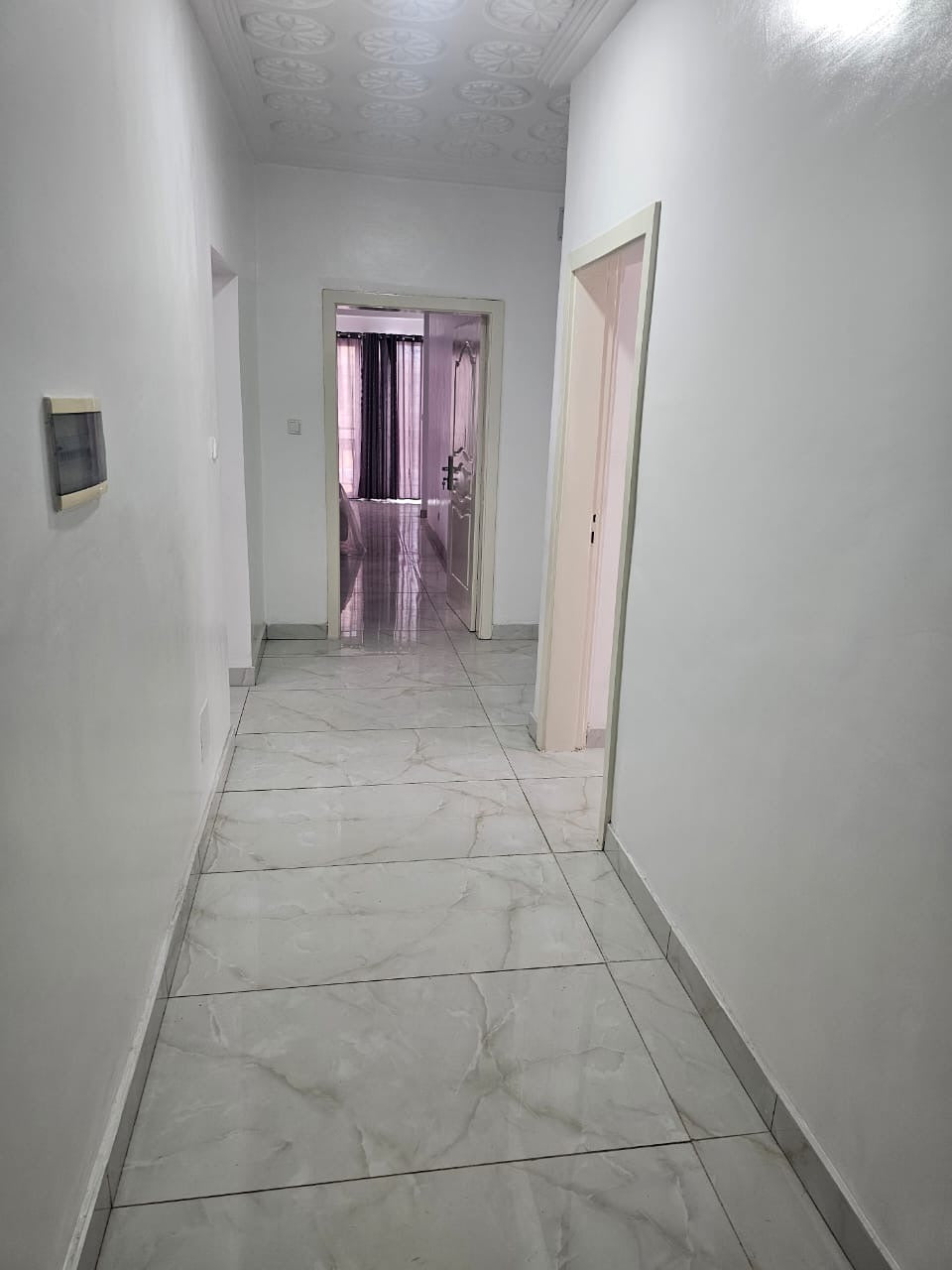 À LOUER – MAISON TRIPLEX DE 10 PIÈCES À NYÉKONAKPOÉ, BORD DU GOUDRON
Prix : 1.000.000 FCFA / mois