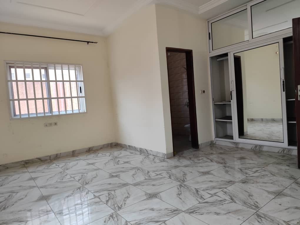 VILLA 5 PIÈCES + 6 BOUTIQUES À VENDRE/LOUER À HEDZRANAWOÉ – 1 LOT – ANGLE DE RUE