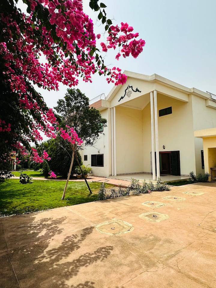 À LOUER – VILLA MEUBLÉE DUPLEX DE 8 PIÈCES AVEC PISCINE À AVEPOZO – 2 500 000 F CFA/MOIS OU 200 000 F/JOUR