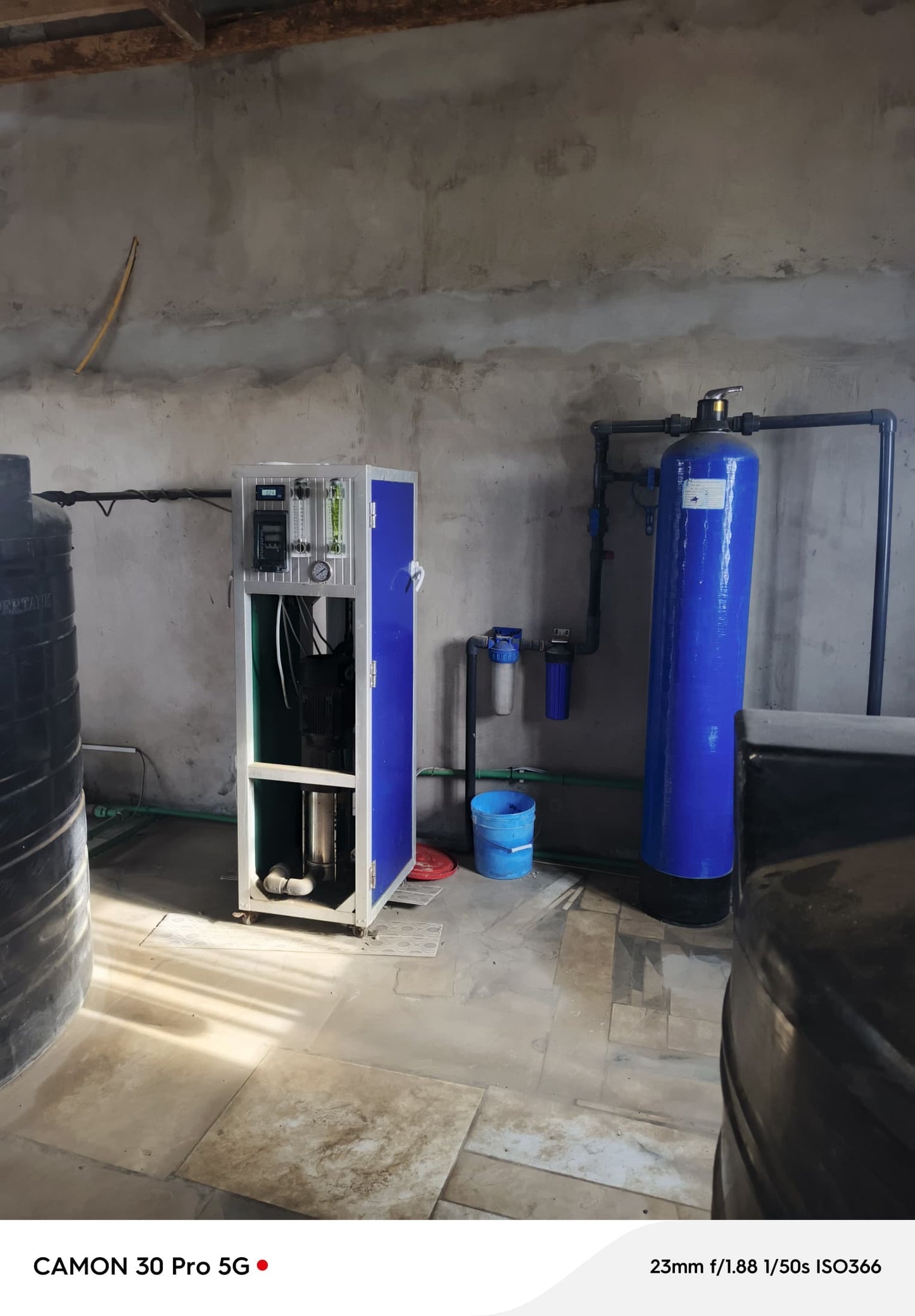 À VENDRE UN RESTAURANT TOUT EN BAIES VITRÉES BÂTI SUR UN LOT EN ANGLE DE RUE À 50M DU GOUDRON AVEC VUE SUR LA MER À BAGUIDA - 3 NIVEAUX, 6 TOILETTES, 2 BARS