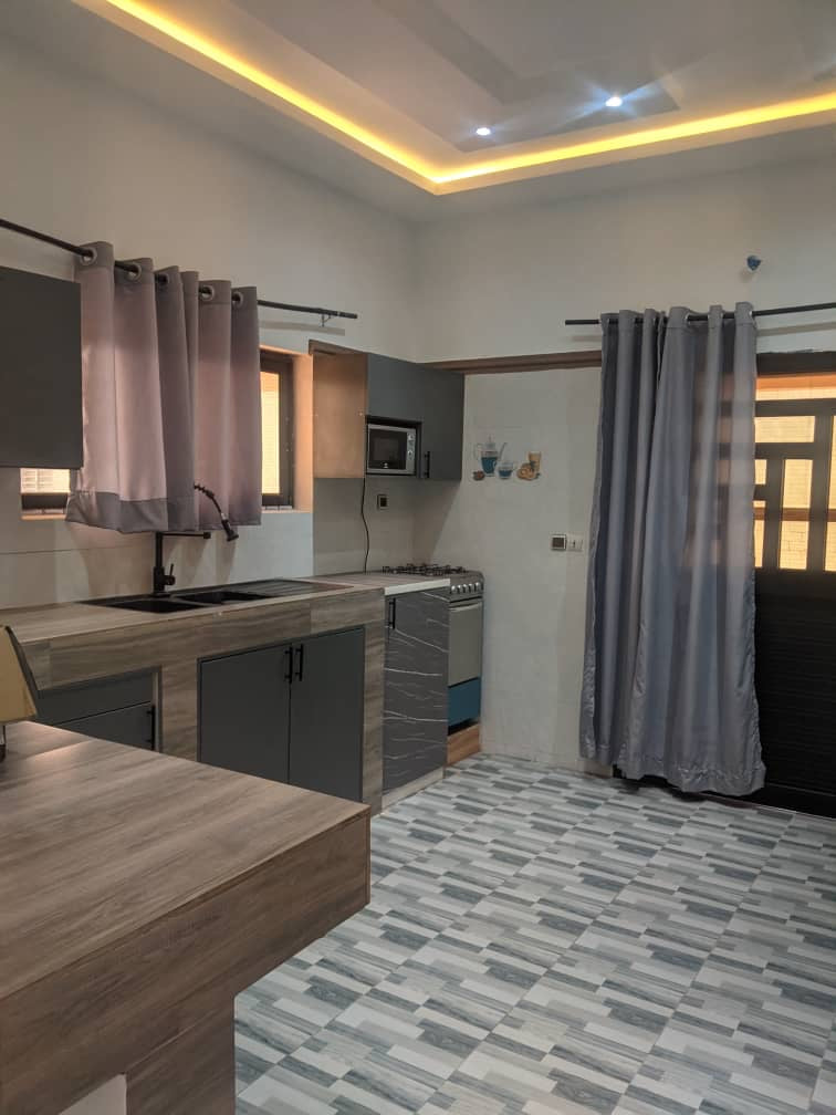 À LOUER – VILLA MEUBLÉE DUPLEX AVEC PISCINE – 6 CHAMBRES, 2 SALONS, 2 CUISINES – AGOÈ RÉSERVE – 1.300.000 F CFA/MOIS
