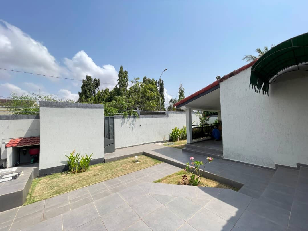 LOMÉ - CAISSE – VILLA 6 PIÈCES AVEC PISCINE À VENDRE
