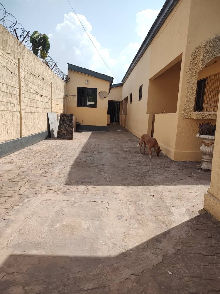 VILLA 7 PIÈCES À VENDRE À ZANGUÉRA – DERRIÈRE LA MADONE – 1/2 LOT