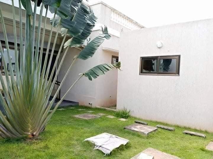 VILLA 6 PIÈCES À VENDRE À AGOÈ SOGBOSSITO – 1KM DU GOUDRON