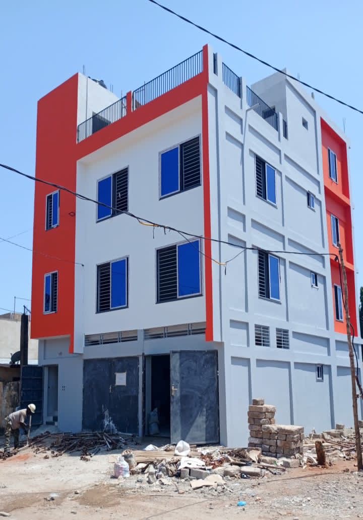 IMMEUBLE À LOUER À AGOÈ CACAVÉLI (6 CHAMBRES, 4 SALONS, 4 CUISINES)