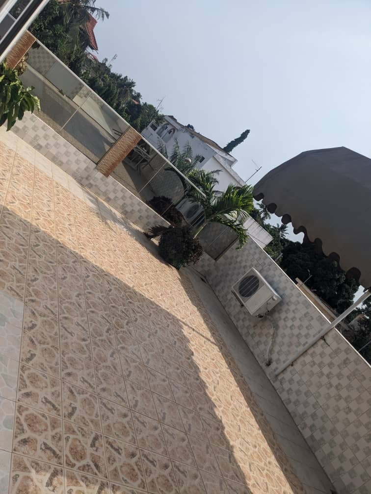VILLA 8 PIÈCES À VENDRE À TOTSI AU BORD DES PAVÉS – R+2 | TITRE FONCIER