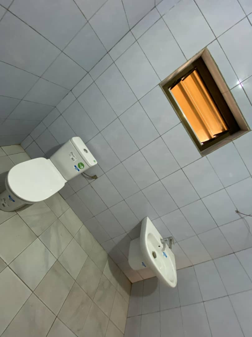 VILLA 9 PIÈCES À LOUER À TOTSI-ADIDOADIN – 350M DU GOUDRON
