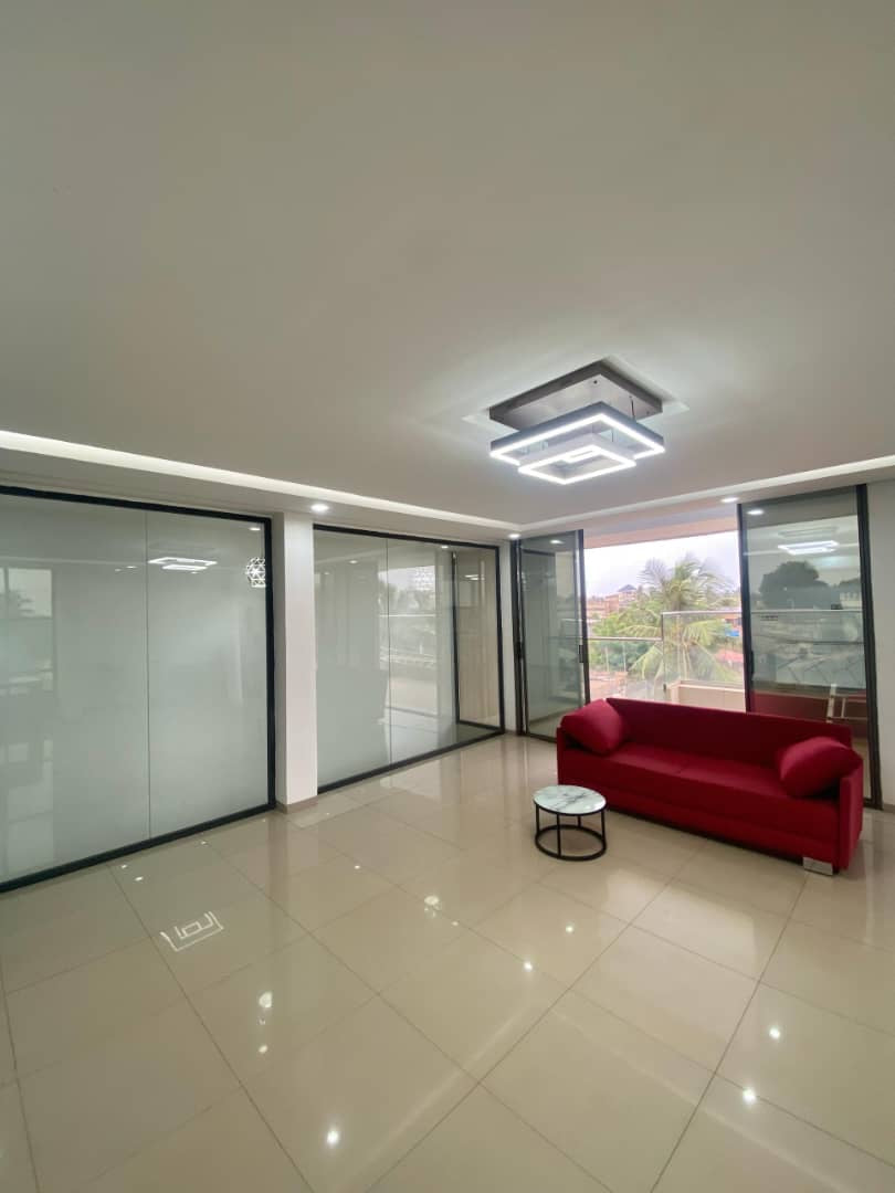 À LOUER – VILLA MEUBLÉE DE 5 PIÈCES AVEC PISCINE ET JARDIN À AGOÈ FIL O PARK – 1.000.000F CFA/MOIS