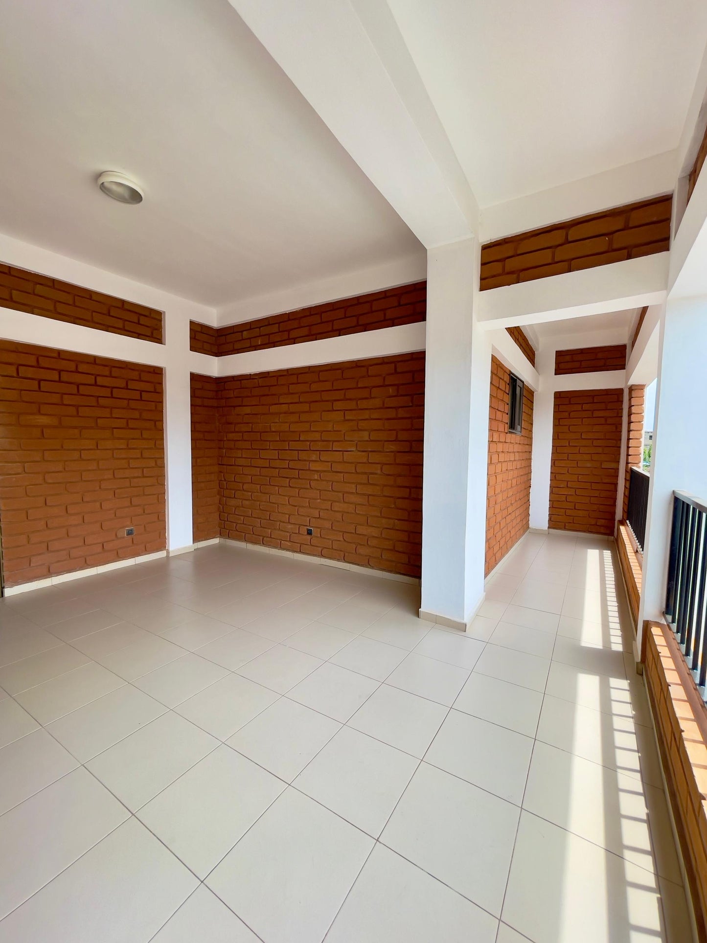 VILLA 4 PIÈCES À LOUER À NYÉKONAKPOÈ – À 40M DU GOUDRON