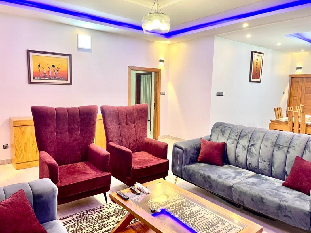 À LOUER – VILLA MEUBLÉE DE 4 PIÈCES À AGOÈ SOGBOSSITO (ANOKUI) – 450.000 FCFA/MOIS