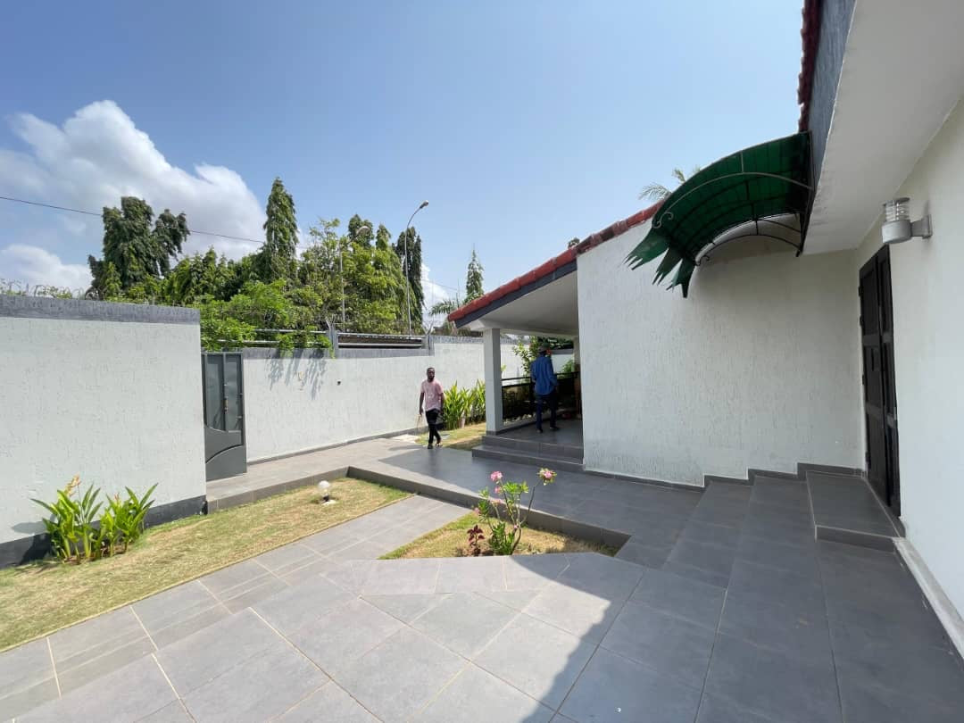 LOMÉ - CAISSE – VILLA 6 PIÈCES AVEC PISCINE À VENDRE