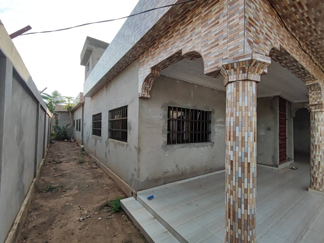UNE VILLA INACHEVÉE À VENDRE À LOMÉ - ZANGUÉRA – 4 CHAMBRES SUR 3/4 DE LOT