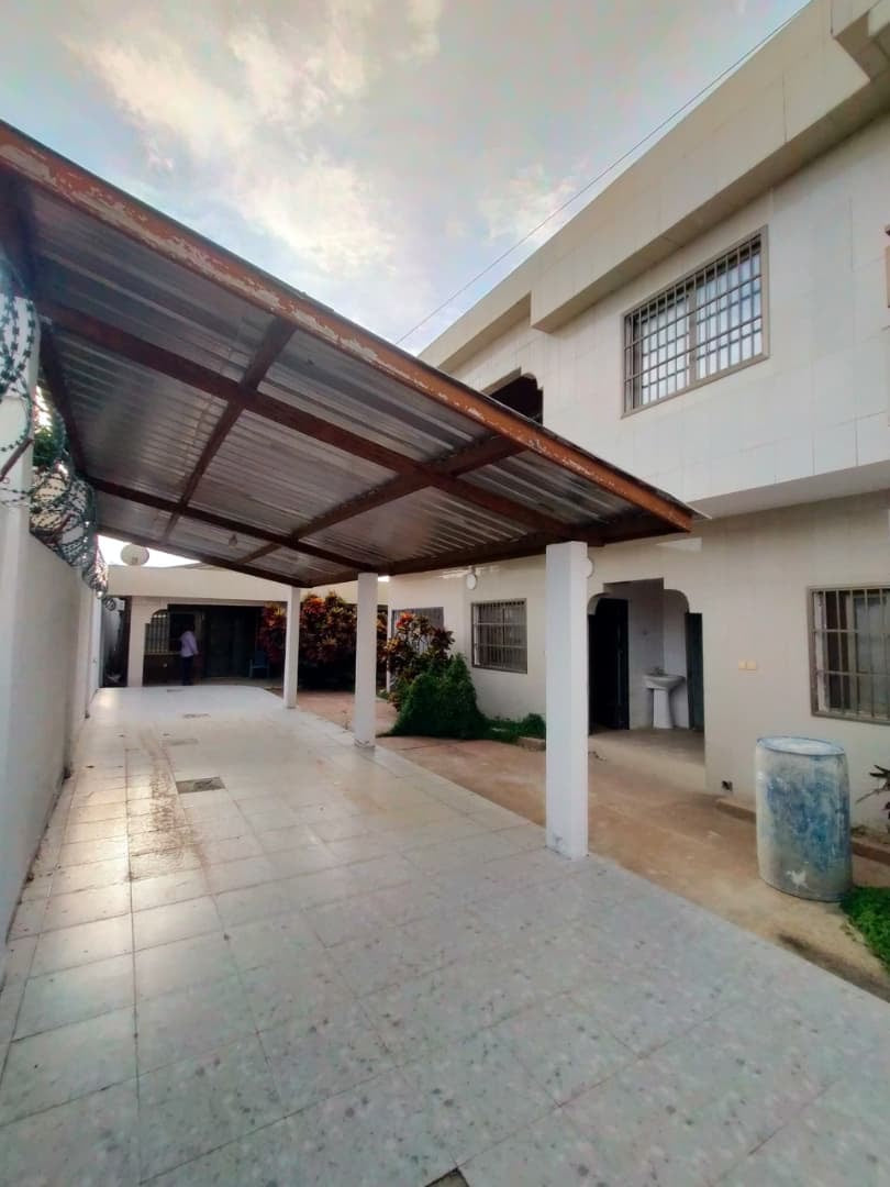 LOMÉ – BAGUIDA – VILLA DE 6 PIÈCES À VENDRE