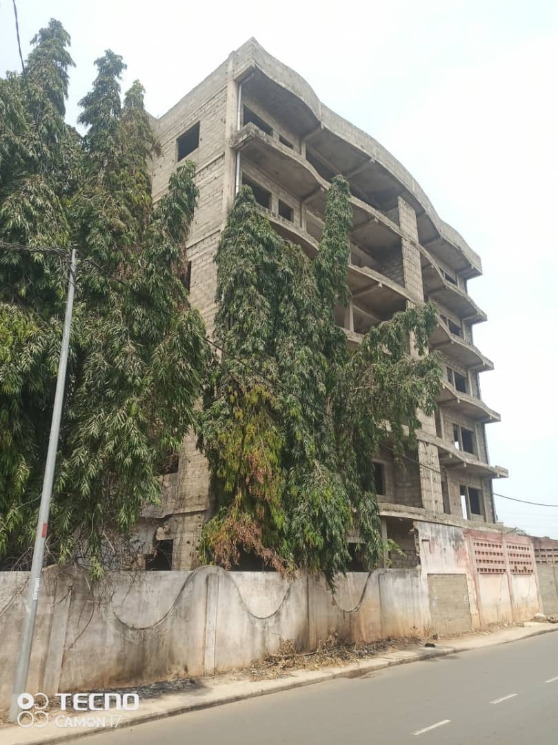TERRAIN DE 1497M² AVEC IMMEUBLE INACHEVÉ À VENDRE À TOKOIN CICA, À 100M DE LA NATIONALE N°1