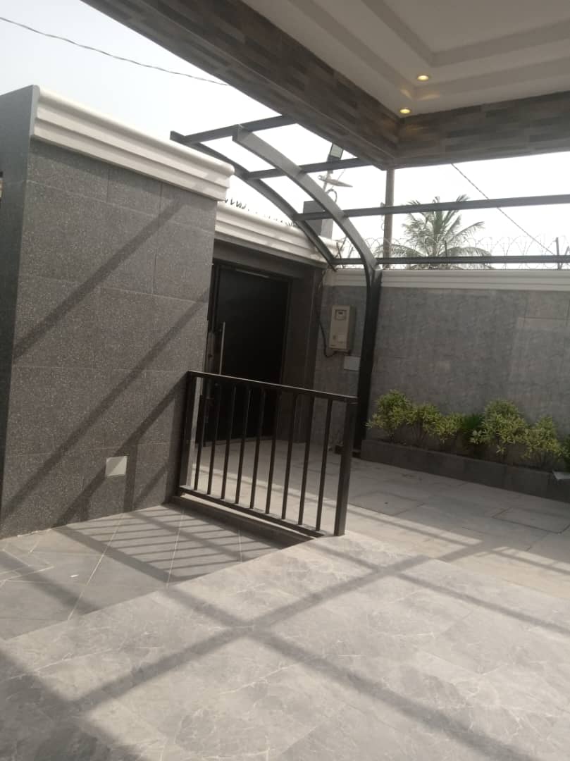 UNE VILLA À VENDRE À ADIDOGOMÉ, BASE EBOMAF - 7 PIÈCES