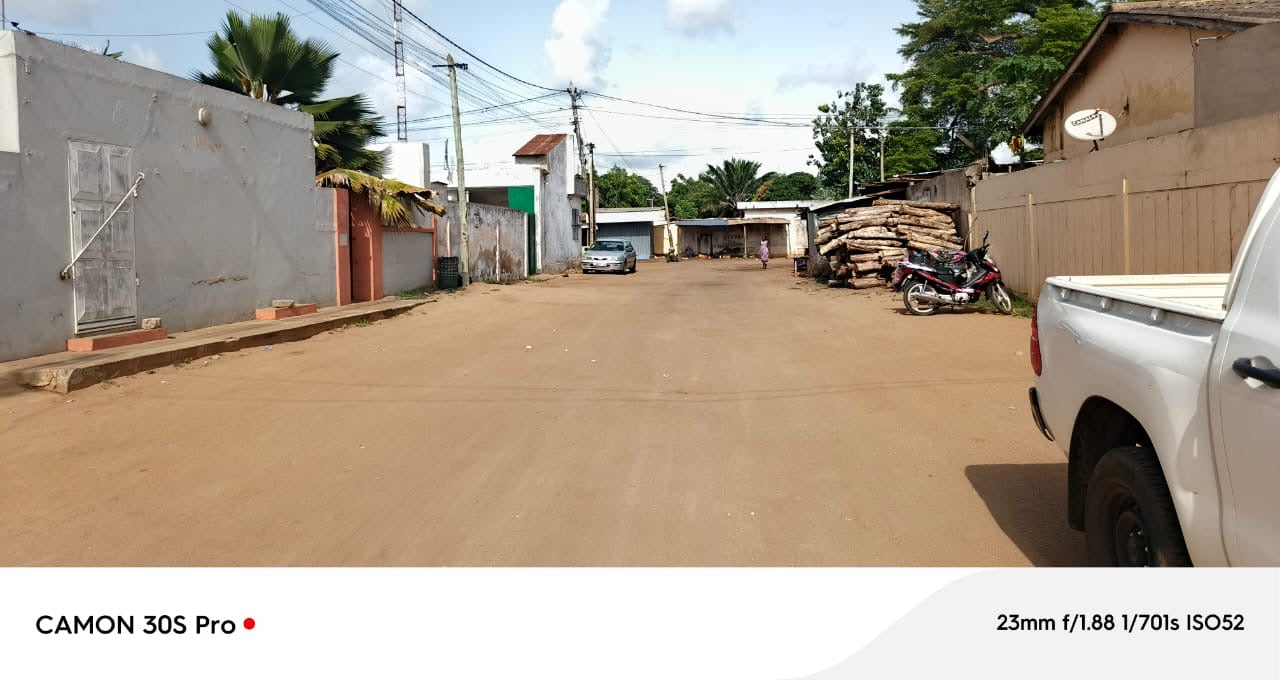 TERRAIN STRATÉGIQUE À VENDRE À ADÉWUI – À 80M DES PAVÉS