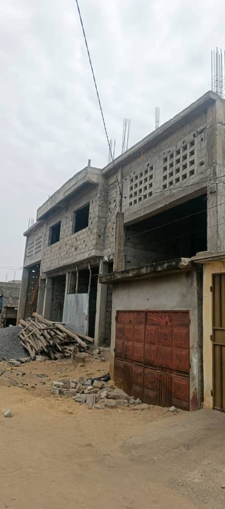 ENTREPÔT INACHEVÉ DE 4 PIÈCES + 2 GARAGES À VENDRE À LOMÉ - AKODÉSSÉWA (600m²)