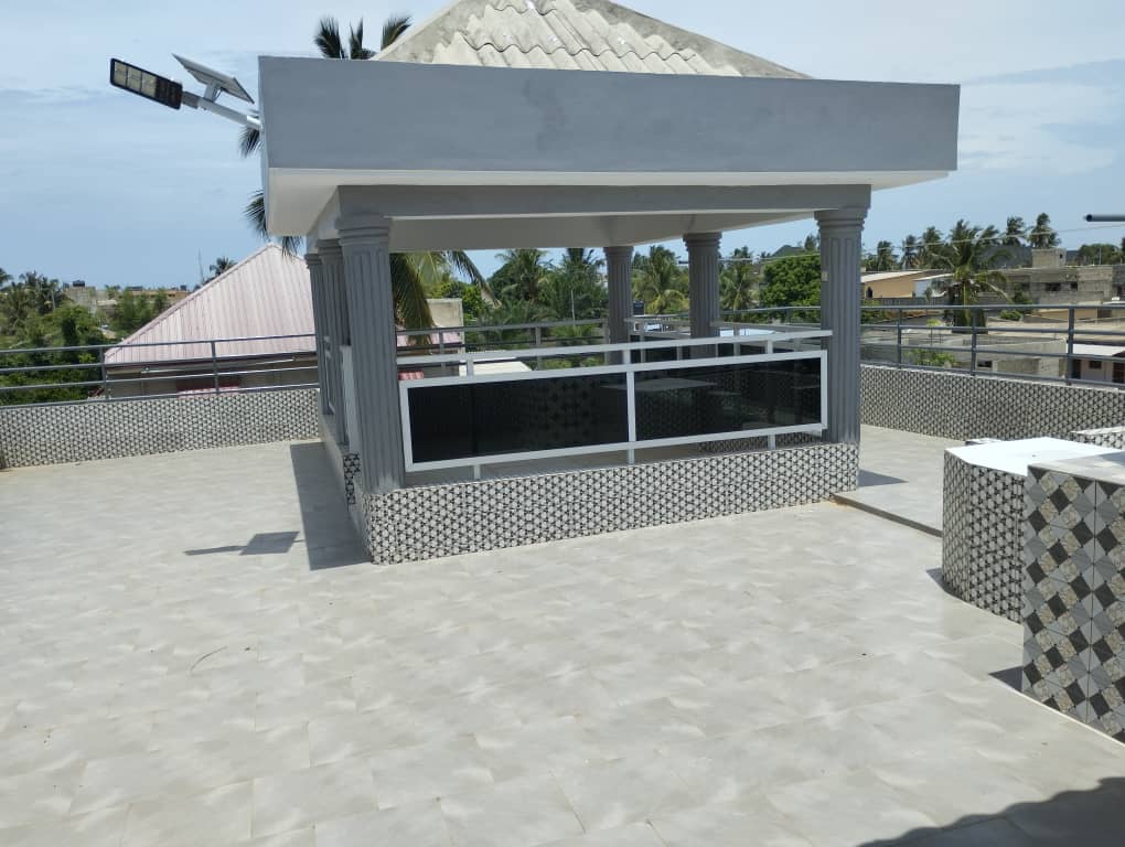 À VENDRE : VILLA DUPLEX DE 5 PIÈCES SUR 300 m² À AGBATA (CÔTÉ NON PLAGE)