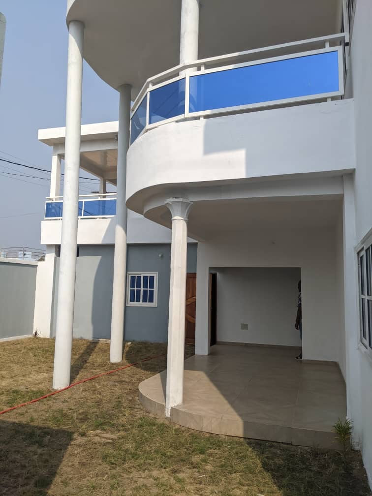 VILLA DE 5 CHAMBRES À VENDRE À BAGUIDA À 400M DU GOUDRON, SUR 1 LOT AVEC JARDIN ET MEZZANINE