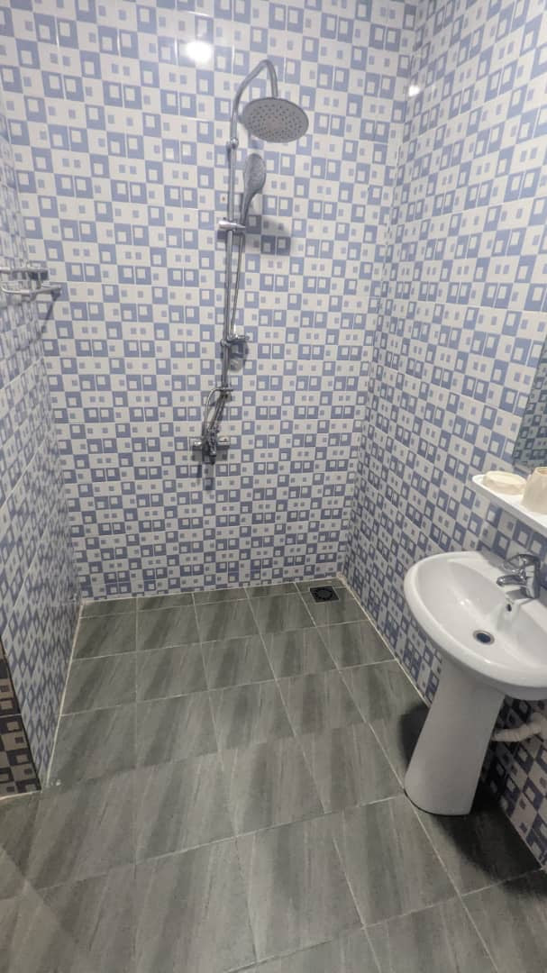 À LOUER – APPARTEMENT MEUBLÉ DE 4 PIÈCES AVEC GARAGE PRIVÉ À ADIDOGOMÉ