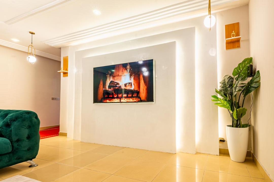 À LOUER – Appartement meublé 2 pièces à Baguida, au bord de la Nationale N°2 | Wi-Fi, Canal+, sécurité | 400.000 FCFA/mois