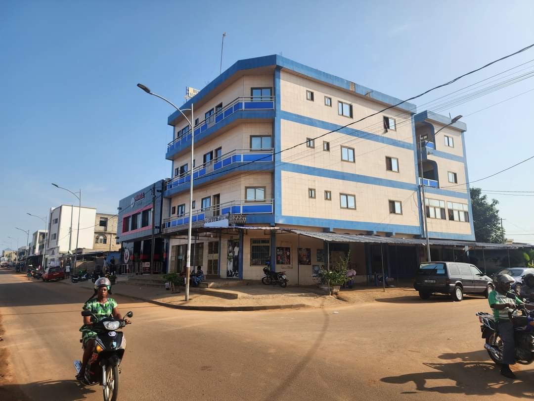 UN HÔTEL À VENDRE À ADIDOGOMÉ AU BORD DU GOUDRON - 29 PIÈCES