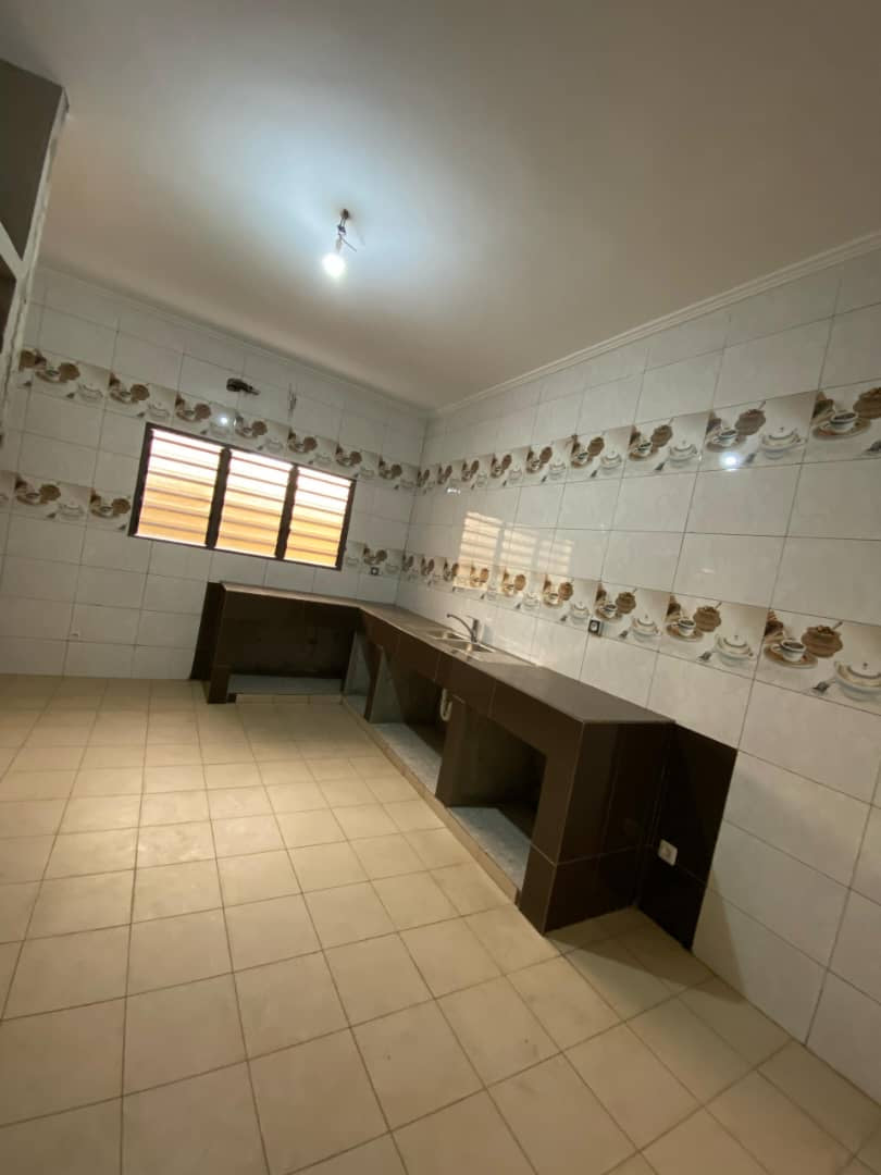 VILLA 9 PIÈCES À LOUER À TOTSI-ADIDOADIN – 350M DU GOUDRON