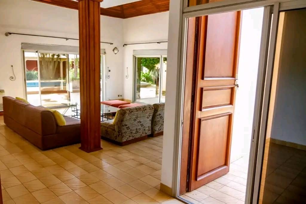 VILLA 12 PIÈCES À VENDRE À LOMÉ - TOTSI
