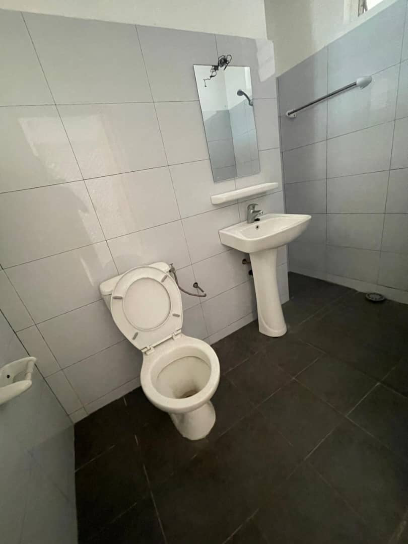 À VENDRE / À LOUER – Villa 10 pièces sur 500 m² à Nukafu Cerfer | 4 chambres, dépendance, jardin | Vente : 120M FCFA | Location : 600.000 FCFA/mois