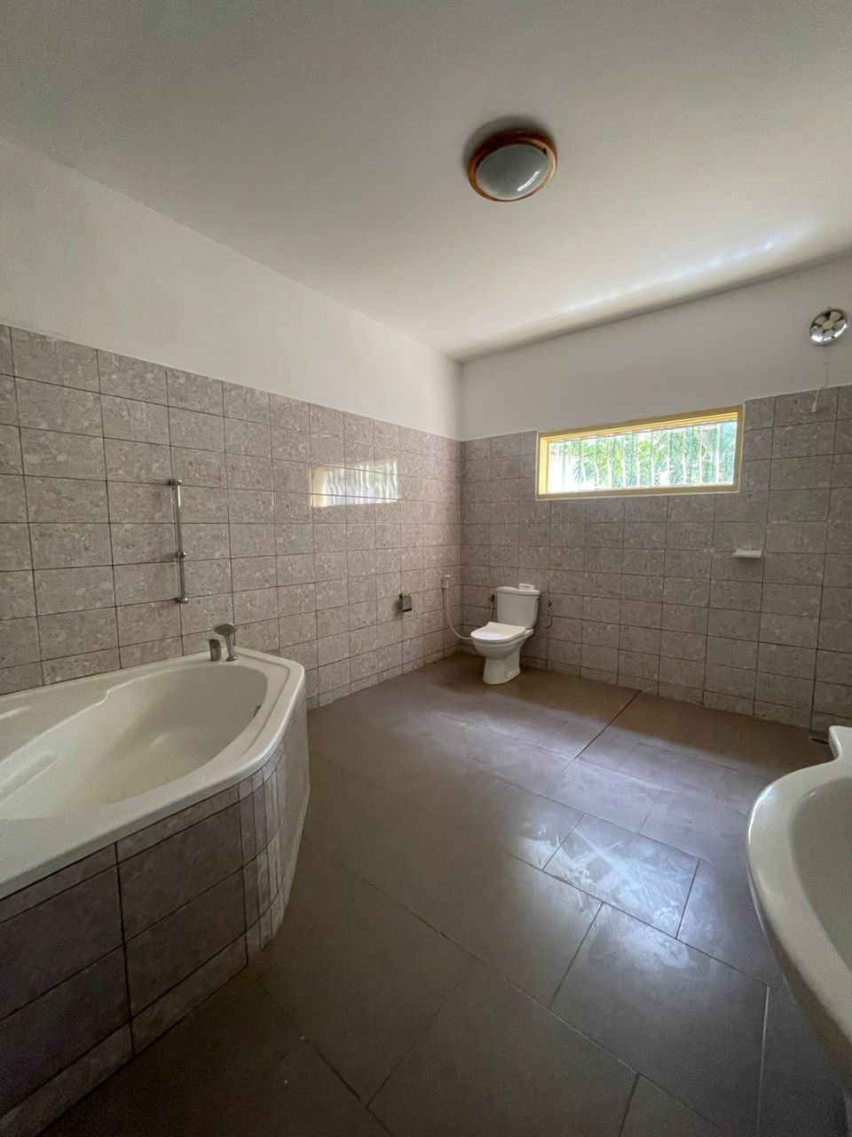 À LOUER – Villa 10 pièces avec piscine sur 900 m² à La Caisse (Résidence du Bénin) | 1.200.000 FCFA/mois
