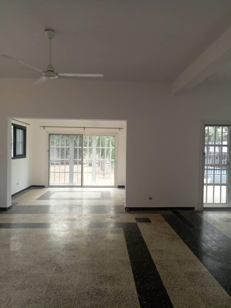 À LOUER : VILLA DUPLEX 5 CHAMBRES + PISCINE À KODJOVIAKOPE – 1 000 000 F/MOIS