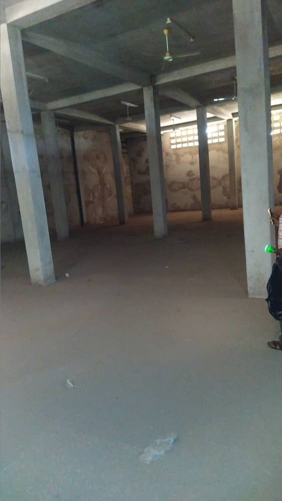 À VENDRE – MAGASIN DE STOCKAGE / ENTREPÔT DUPLEX À BÈ, RUE DE L'OCAM