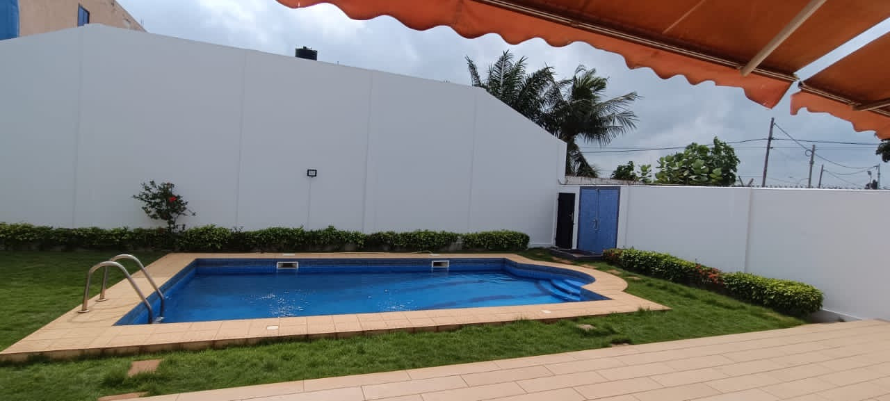 À LOUER – Villa 6 pièces avec piscine à Hedzranawoé Tigamé, à 20 m du goudron | 1,5 million FCFA/mois