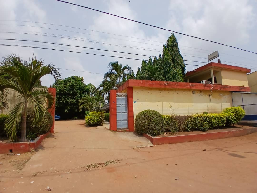 À VENDRE – GRAND HÔTEL OPÉRATIONNEL DE 04 LOTS À DJIDJOLÉ