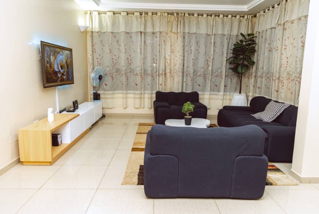 À LOUER – VILLA MEUBLÉE DUPLEX DE 6 PIÈCES AVEC PISCINE, ROOFTOP ET JARDIN À AVÉDJI – 1.400.000F CFA/MOIS