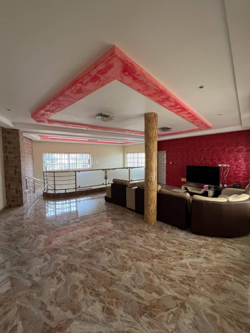 VILLA 8 PIÈCES AVEC PISCINE À VENDRE À AVÉDJI – 600M DU GOUDRON