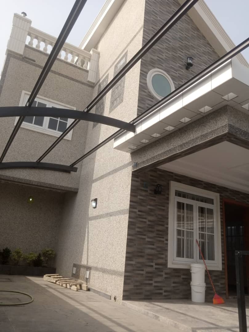 UNE VILLA À VENDRE À ADIDOGOMÉ, BASE EBOMAF - 7 PIÈCES