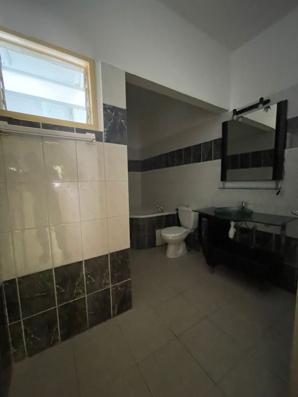 À LOUER – Villa 10 pièces avec piscine sur 900 m² à La Caisse (Résidence du Bénin) | 1.200.000 FCFA/mois