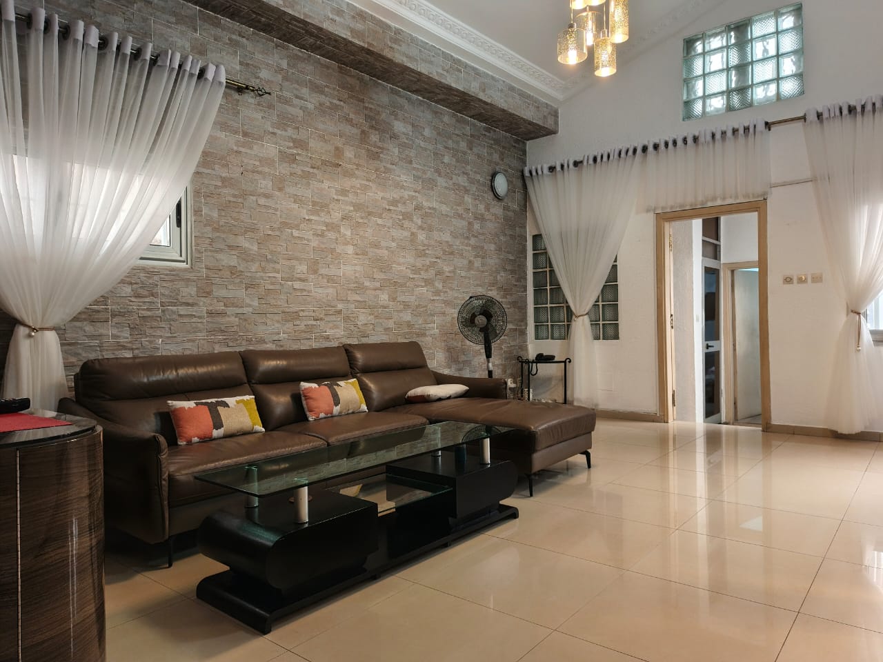 Appartements scindés meublés climatises à l'étage de 2 chambres à Bè-Kpota Nissan - 400000 FCFA/mois