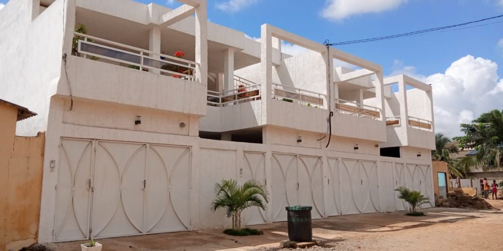 APPARTEMENTS À VENDRE À TOTSI – 5 CHAMBRES + 2 DÉPENDANCES