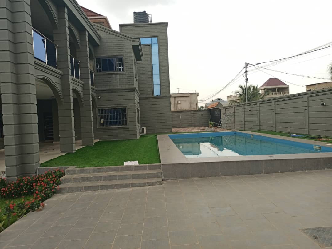 VILLA 8 PIÈCES + PISCINE À VENDRE À ADIDOGOMÉ SAGBADO – 2 LOTS | TITRE FONCIER