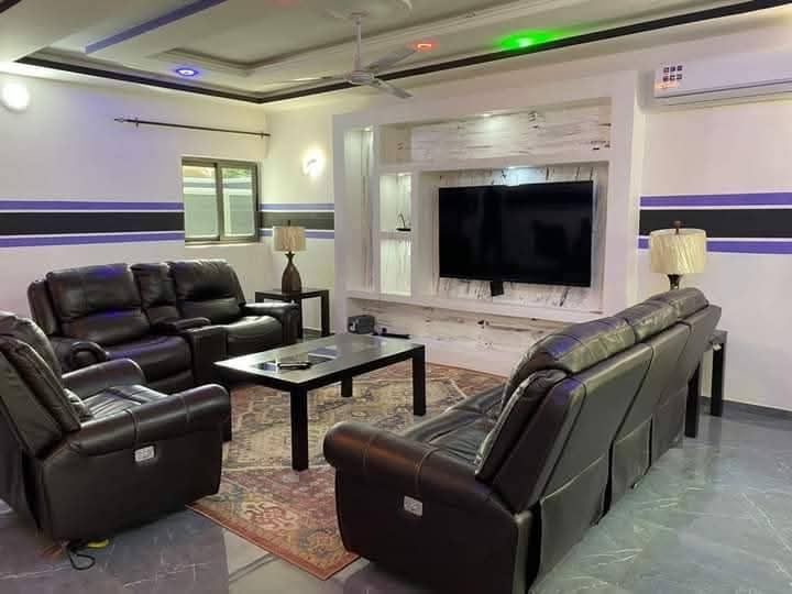 À LOUER – VILLA MEUBLÉE 4 PIÈCES (3 CHAMBRES + SALON) CLIMATISÉE AVEC JARDIN À AGOÈ FIOVI – WIFI – 600.000 FCFA/MOIS