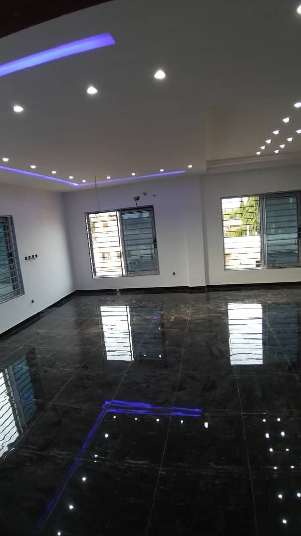 IMMEUBLE À LOUER À AGOÈ CACAVÉLI (6 CHAMBRES, 4 SALONS, 4 CUISINES)