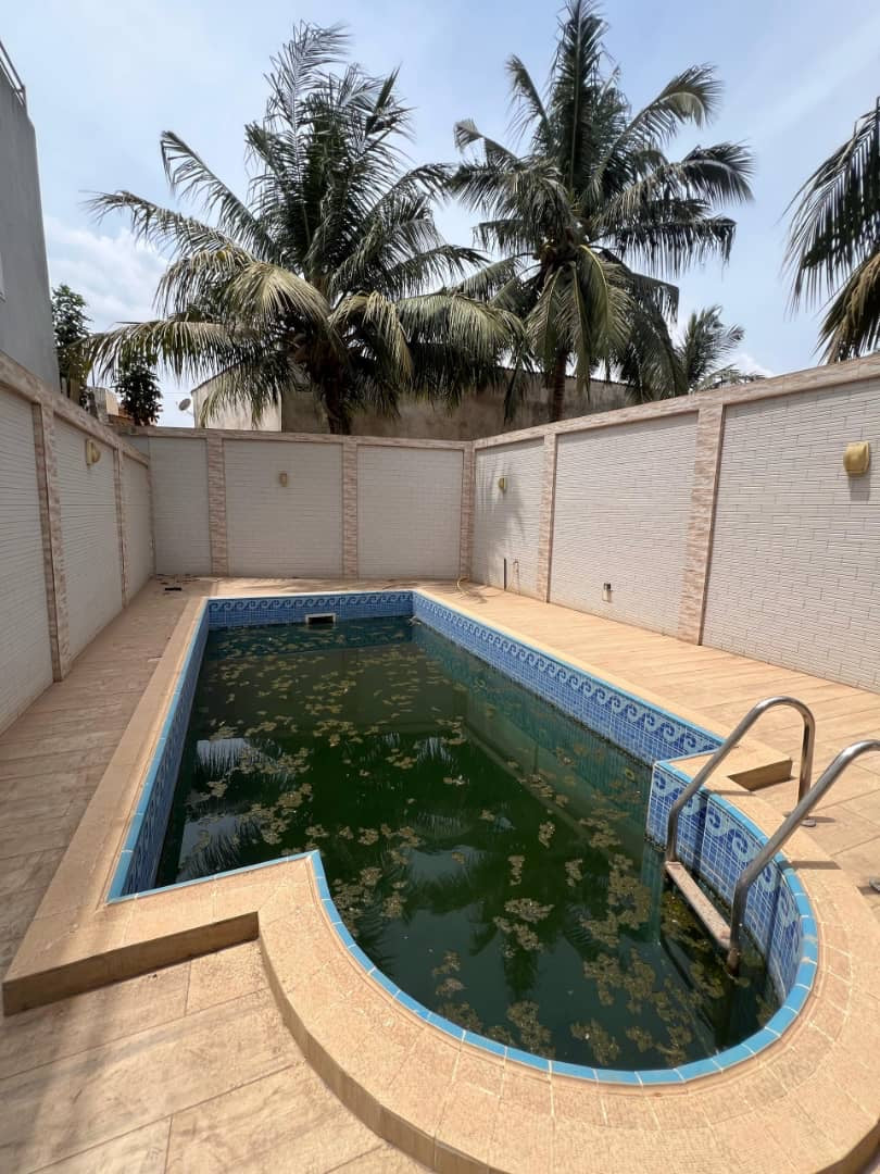VILLA 8 PIÈCES AVEC PISCINE À VENDRE À AVÉDJI – 600M DU GOUDRON