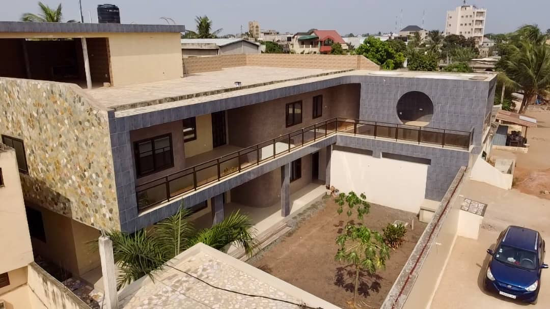 VILLA 9 PIÈCES À LOUER À TOTSI-ADIDOADIN – 350M DU GOUDRON