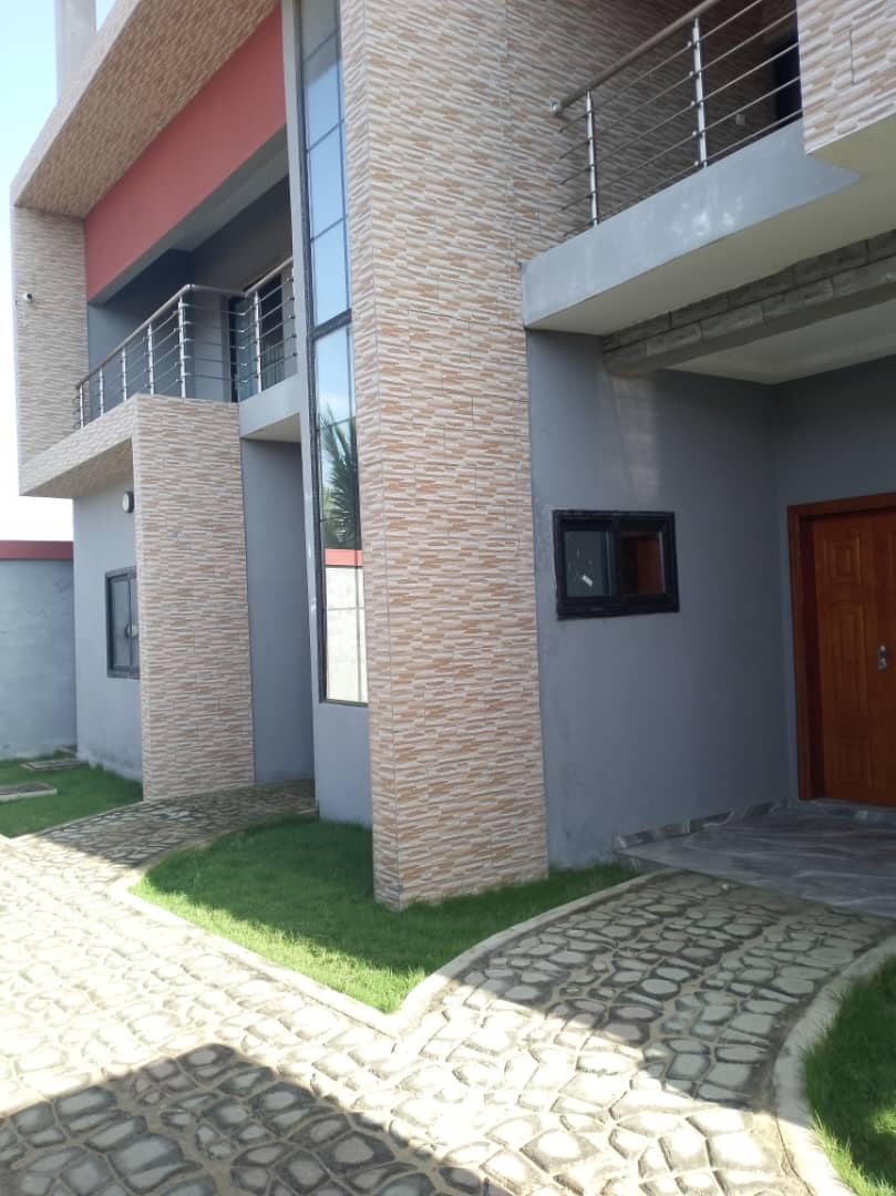 VILLA 9 PIÈCES À VENDRE À KPOGAN AGBETIKO – TITRE FONCIER