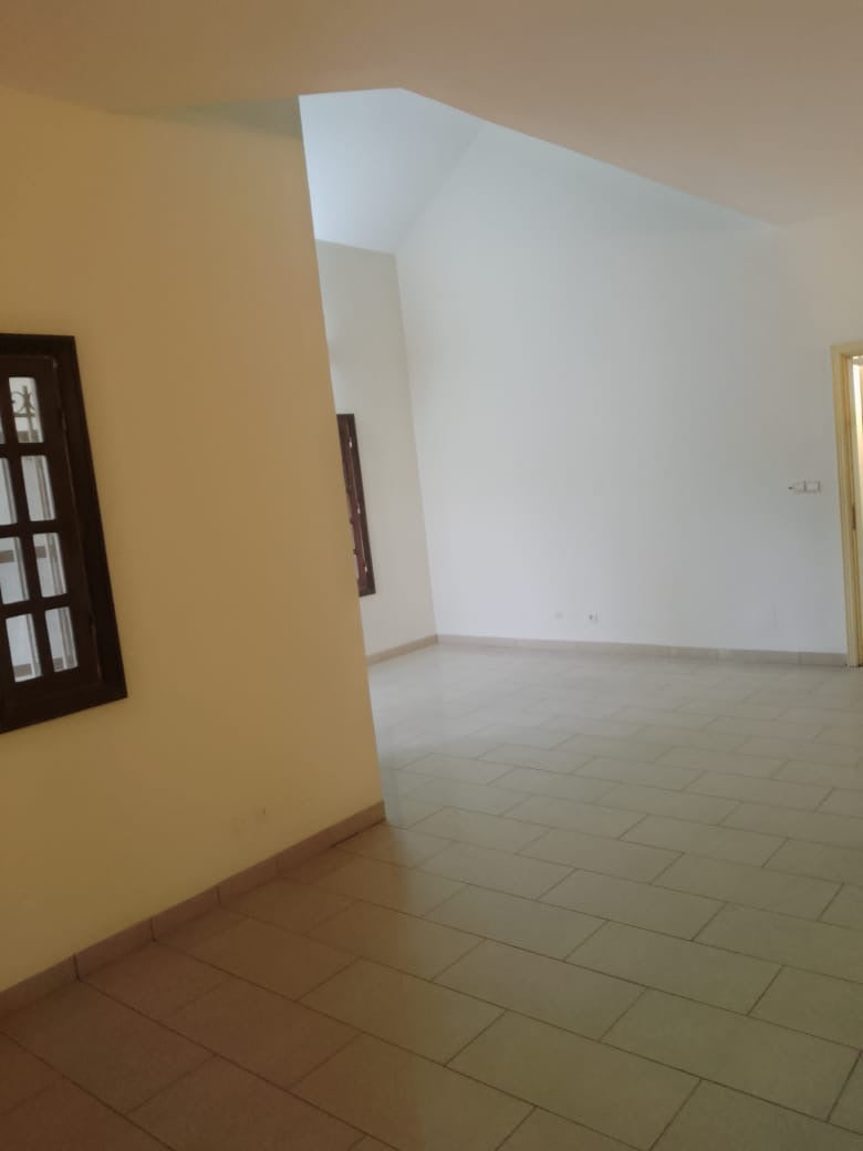 VILLA R+1 EN ANGLE DE RUE À VENDRE À HEDZRANAWOÉ – 4 CHAMBRES, 2 SALONS – 90 MILLIONS