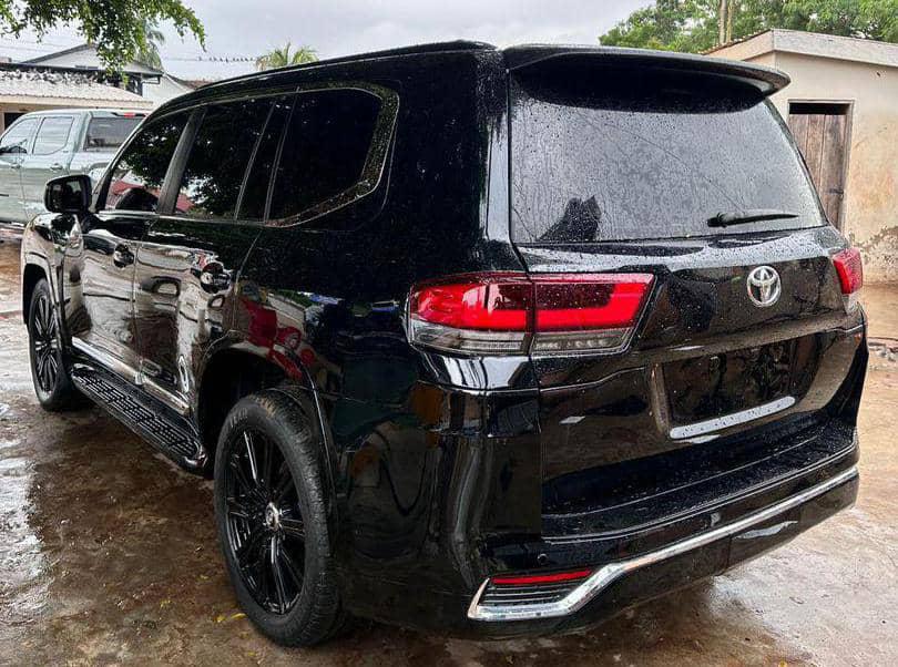 TOYOTA LAND CRUISER V8 – VERSION PRÉSIDENTIELLE
