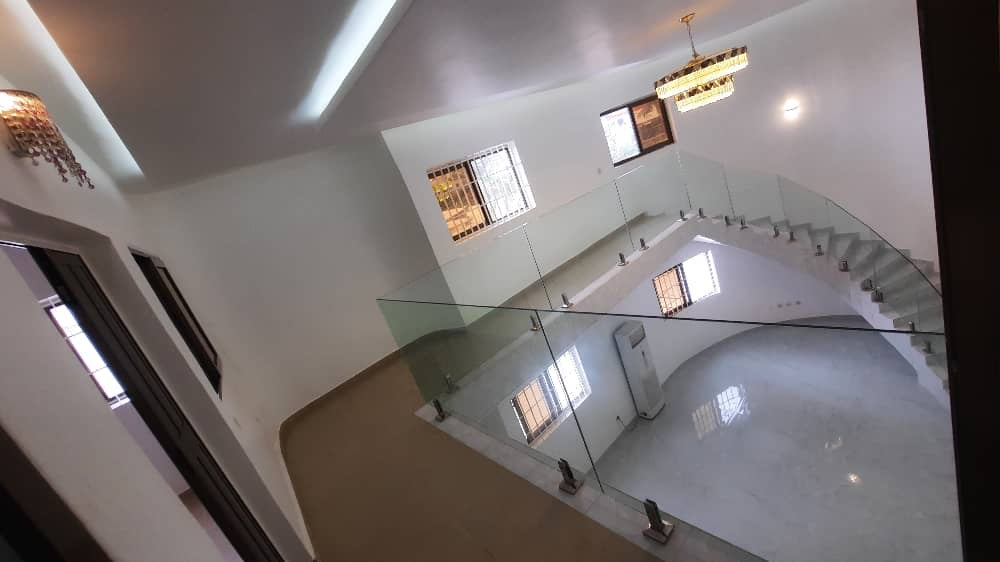 LOCATION LUXUEUSE VILLA À LOUER À ADIDOGOMÉ AMÉNOPÉ (13 CHAMBRES)